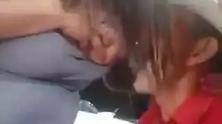 جدّ محتال يمص أثداء مراهقة في مشهد إباحي صريح