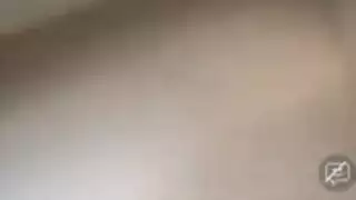 عاهرة شابة ممتلئة الجسم تركب قضيب إباحي عملاق