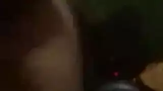 عاهرة المقعد الخلفي تمارس الجنس بقوة في سيارة عامة