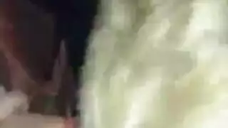 صفع قاس في الحمام: تشتكي بينما تبلغ ذروتها