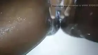 غارقة ويائسة لمضاجعة قاسية