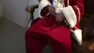 سانتا القوي يدلك قضيبه، حالمًا بثلاثية شهوانية