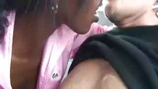 جنس جماعي صحراوي: سمراء ذات أثداء حليبية تتعرض للاغتصاب من عدة أفراد