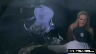 حفل حليب ومص لأثداء كبيرة مع جنس وحشي متعرق