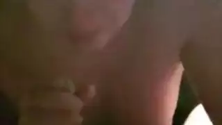 شقراء ذات مؤخرة كبيرة تطلب قضيباً صلباً ليحشو مؤخرتها المشدودة