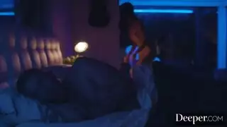 الاب الممحون يدخل غرفه ابنته ويضع قضيبه في فمها وهيه نايمه