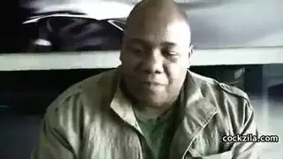 سيدة سوداء وبستاني وسيم يقضيان وقتًا رائعًا ، بينما في نفس الشقة