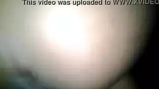 سيدة ناضجة بشبكة سوداء تمارس جنسًا جامحًا مع صديق ابنها