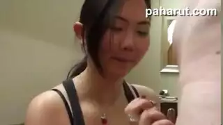 مظهر بريء، فم قذر: شقراء تبلع القضيب بعمق