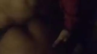 قضيب صلب يخترق بين مؤخرة سحاقية سمراء