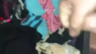 سراويل أمي المبللة تستخدم كأداة استمناء