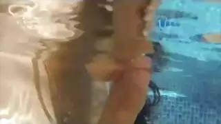 حفلة جاكوزي جنسية: اختراق عميق للكس والطيز بقضيب أبيض ضخم