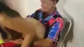 عجوز عالق على السطح لجلسة عاهرات إباحية