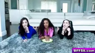 ثلاث فتيات وقحات يتناوبن على ركوب قضيب كبير