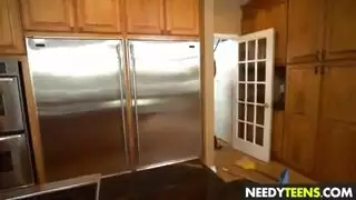 فرصة محظوظة تجعلها عارية لجنس قوي في المطبخ