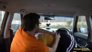 رحلة برية إباحية: أم تعلم ابنها دروس قيادة صريحة