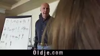 سيد مقرن يربط ويضاجع فتاة عاجزة في زنزانة القبو