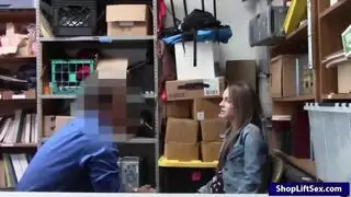 شرطي يملأ معتقلة حامل بالسائل المنوي بعد سرقة الصدر