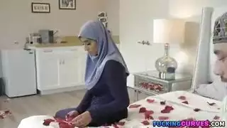 محجبة مصرية ساخنة تأخذ قضيب سعودي في جلسة نيك مشتعلة