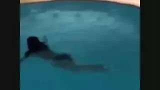 سما تئن بصوت عال أثناء جنس حلق عميق