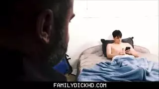 أب يستمني زب ابنه المثلي وهو يشاهد سكس لواط