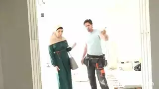 مشاهد محجبة قاسية: قضيب العامل يضربها في الشقة الفارغة