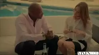 قضيب أسود كبير يملأ طالبة جميلة في فيلم إباحي لزي المدرسة