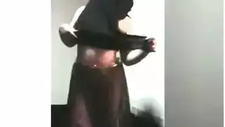 عاهرة ترتدي النقاب تكشف كل شيء بقميص شفاف لعشيقها المصري