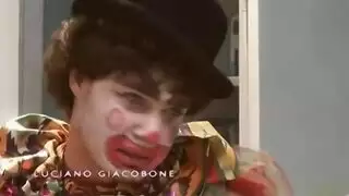 جلسة تدليك ناضجة: فرك القضيب بالثدي وإيلاج قاس في الفم