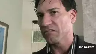 إباحية بهيمية قاسية: قضيب الكلب يمدد فتحة الإنسان الضيقة