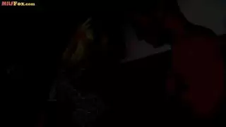 تمثيلية طالب ومعلمة مثيرة: عاملة مصنع تأخذ زب قوي