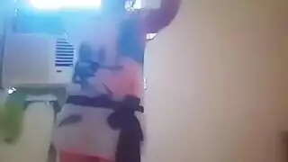 يدخل الحديدة في كسها