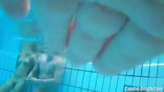 فتاة أجنبية مبللة تحصل على حلقها ومهبلها مملوءين