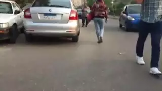 فيلم إباحي: منحرف يسجل طيز حجابة كبيرة أثناء مشيها