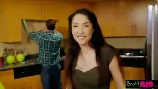 مرات ابو تدخل عليه ويغتصبها