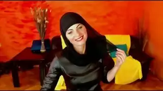 عاهرة مسلمة تخلع حجابها لجلسة بورنو صريحة