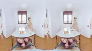 مص بالواقع الافتراضي: فتاة متحمسة تنزل على قضيب صلب