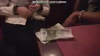 ينيكها مقابل المال في مرحاض عام و قد منحها الف يورو حتى تسمح له بان ينيك