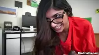 شرج ميا خليفة المكثف مع قضيب أسود غليظ