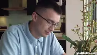 ميا خليفة تأخذ قضيبًا كبيرًا من شاب متحمس في بورن عنيف