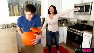 أم مثيرة تجلب صديقة لتخصيب ابن زوجها بعد الغداء