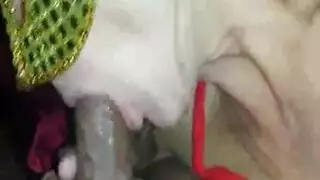 فتاة ذات كس مشعر تقوم بتدليك بالثدي قبل جنس إباحي مكثف