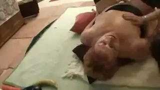 ربة منزل مثيرة تتوسل لحركة جنسية صعبة