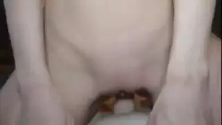 عاهرة معدومة تلبس زي الأب لجلسة بورن في المنزل