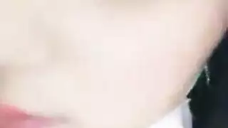 راقصة مثيرة ترتدي اللاتكس تمص قضبان عدة رجال لأجل المال