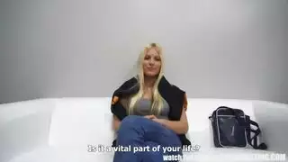 أثداء طبيعية ضخمة تمتلئ بالداخل بعمق