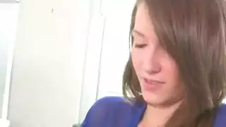 مشهد سحاق إباحي: صديقتان تتحولان إلى عاشقتين مع قبلة عميقة