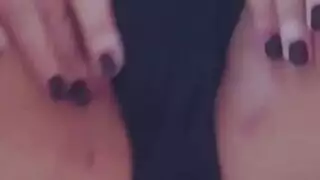 بعد القبض عليها وهي تسرق، تحصل على إيلاج مزدوج عنيف على الأريكة