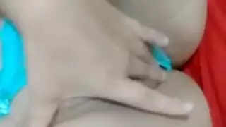 ماري جين الصغيرة تتوق لدش ذهبي وتحب رش السائل المنوي على بشرتها الناعمة