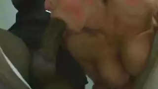 حراك سحاقي: ملكتان سمراوان تقبلان وتئنان بجانب رجل نائم